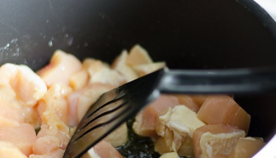 1. Этап. Курица в молочном соусе: 5. Курицу отправить на сковороду и слегка обжарить до появления золотистой корочки.