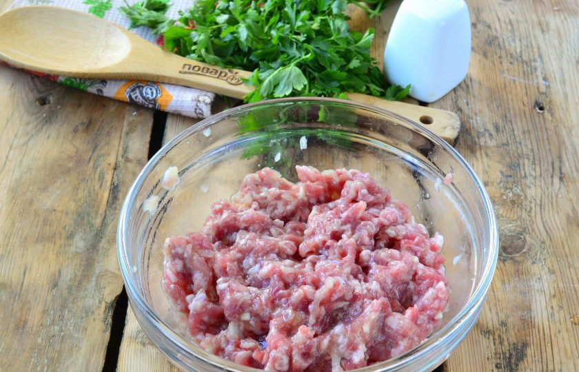 1. Этап. Дордочки с фаршем: Хорошенько перемешайте фарш.