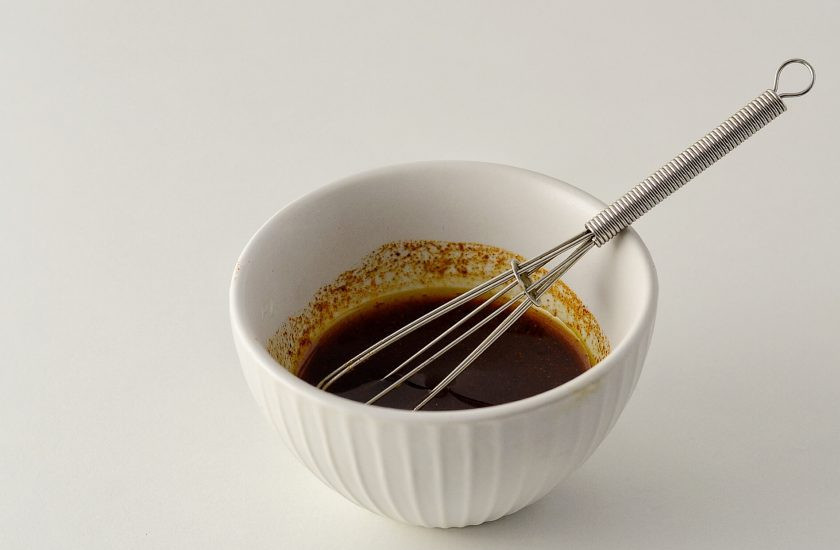 1. Этап. Кокосовый бекон: Для маринада смешайте соевый соус, масло, сироп агавы, жидкий дым и все специи.