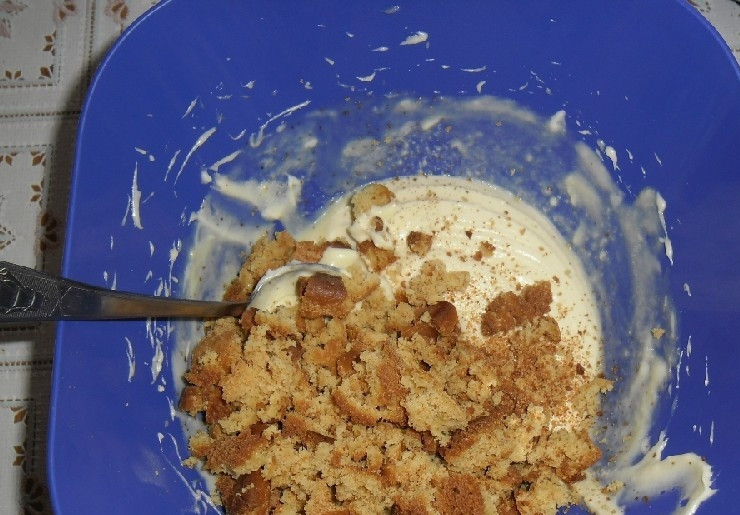 1. Этап. Легкий и вкусный тортик на кефире: Обрезки от бисквита измельчите. Смешайте их с оставшимся кремом.