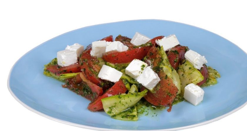 1. Этап. Салат из кабачков под зеленой заправкой: 4. Заправьте нарезанные овощи и аккуратно перемешайте. Выложите порцию салата на тарелку, полейте выделившимся соком и разложите сверху кусочки феты. Приятного аппетита!