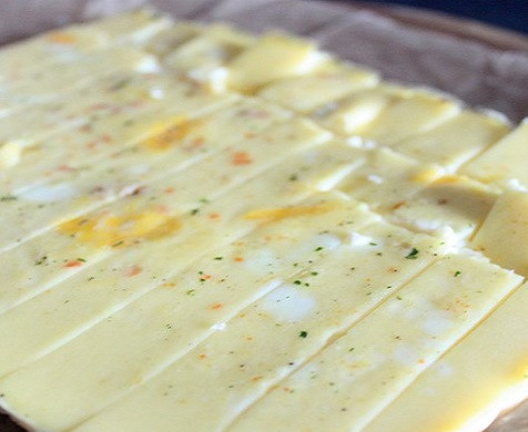 1. Этап. Бульон с омлетом: 7. Готовый омлет вынуть из формы и остудить. Затем острым ножом нарезать небольшими кусочками (кубиками, ромбиками, узкими полосочками).