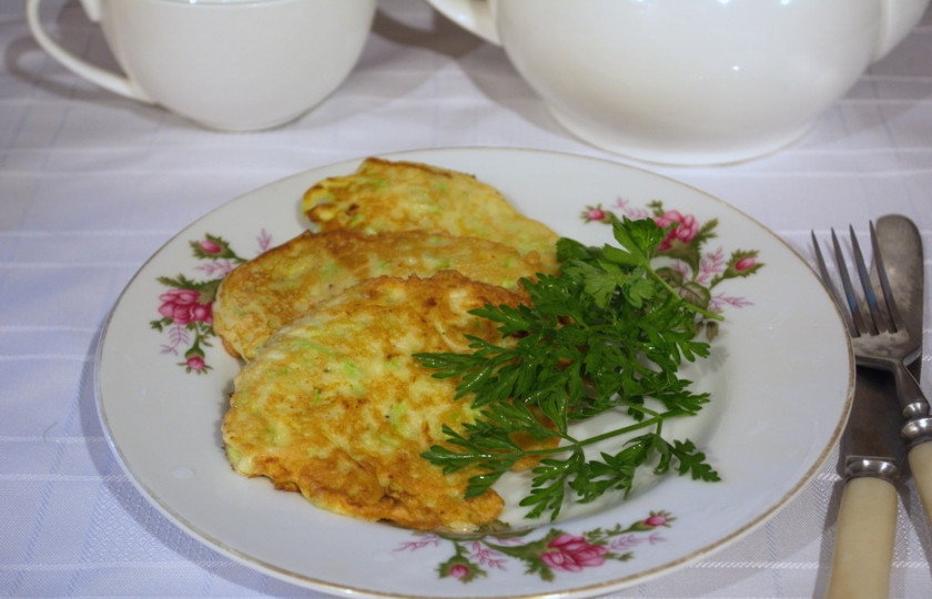 1. Этап. Оладушки из кабачка: Подавайте к столу с зеленью, соусами, сметаной. Приятного аппетита!