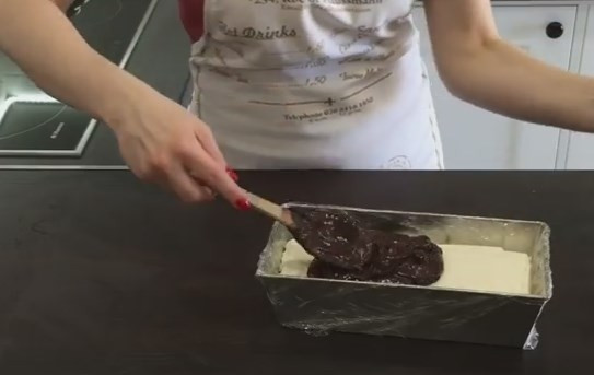 1. Этап. Домашние глазированные сырки: 9. Творог разрежьте на 2 части и переложите в форму, а сверху вылейте оставшуюся помадку и разровняйте. Отправьте всё в холодильник на 2 часа.