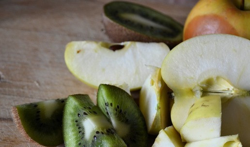 1. Этап. Смузи Зелёный: Нарезать киви и яблоки. Киви я использую с кожурой. По желанию, киви можно очистить и использовать только мякоть. Если используете киви целиком, то не забудьте тщательно вымыть фрукт.