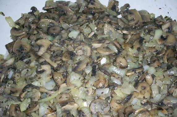 1. Этап. Фарш в духовке: Грибы обжарьте с луком. Дайте остыть. Наши две начинки готовы.