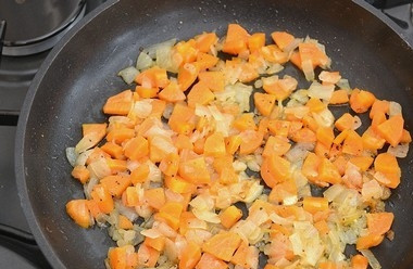 1. Этап. Рыба с луком и морковью: Добавьте в сковороду морковь и жарьте 10-15 минут, а затем посолите и поперчите.