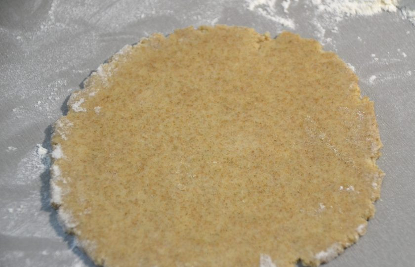 1. Этап. Перепечи с грибами: Раскатайте тесто в лепешку.