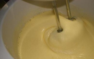 1. Этап. Венское тесто для куличей: С помощью миксера взбиваем яйца с сахаром до пышной массы.