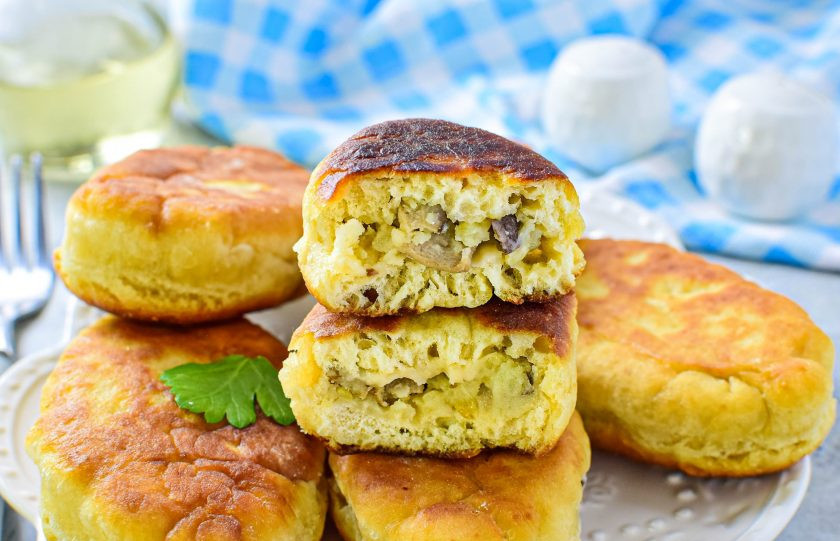 1. Этап. Жареные пирожки на кефире с картошкой и грибами: Приятного угощения!