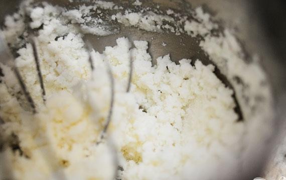 1. Этап. Ванильные кексики: 1. Предварительно разогреть духовку до 175 градусов. Поместить в форму для маффинов с 18 отделениями вкладыши для кексов. Взбить растительный жир и сахар электрическим миксером в средней миске. Отложить в сторону.