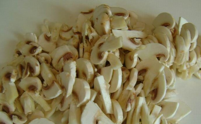 1. Этап. Цветная капуста с грибами в духовке: Грибы нарезать.