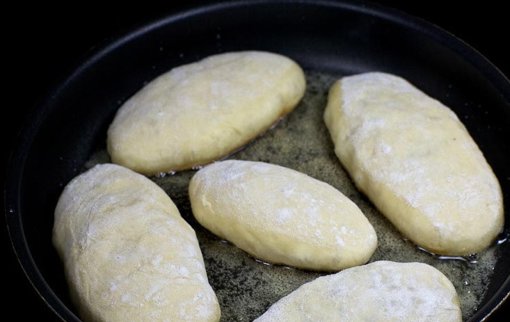 1. Этап. Пирожки, жареные на сковороде: 10. На сковороду налить растительное масло и хорошо его прогреть. Пирожки отправлять на сковороду швом вниз.