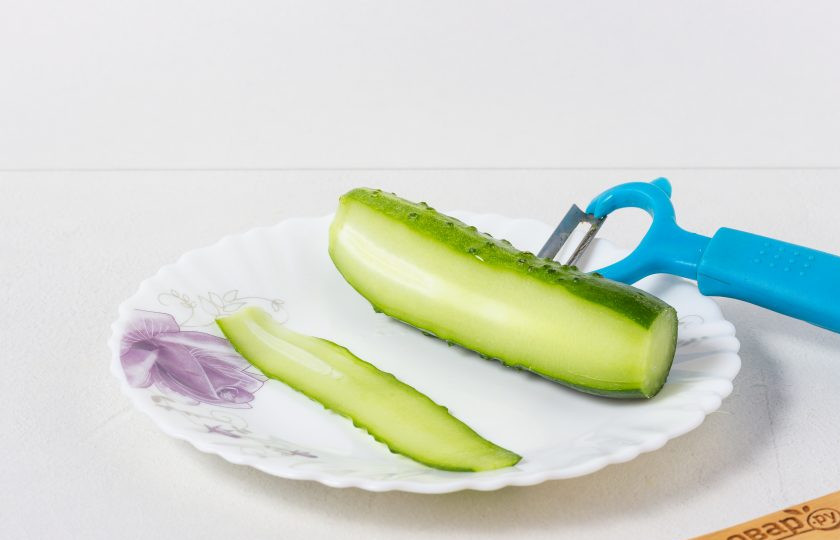 1. Этап. Салат Ахцан: Один огурец нарезаем тонкими длинными пластинами с помощью ножа-овощерезки. Нож двигаем от себя.