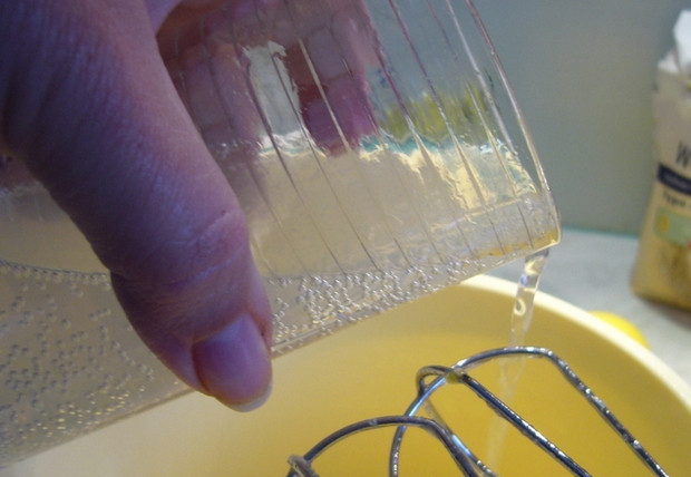 1. Этап. Сливочный кекс Водка с лимоном: В полученную массу добавьте стакан лимонада. Лучше всего подойдет 