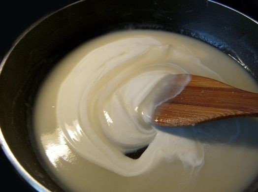 1. Этап. Куриные бедра, тушеные в сметане: 6. Влить тонкой струйкой теплый бульон, как следует перемешивая. Мешать нужно до тех пор, пока соус не будет однородным и без комочков. Добавить сметану и довести до кипения.