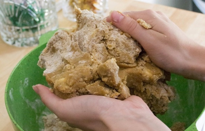 1. Этап. Печенье с шоколадом и морской солью: 4. Выложите полученную массу в миску с мучной смесью, замесите тесто и стряхните остатки муки (если тесто больше не липнет к рукам).