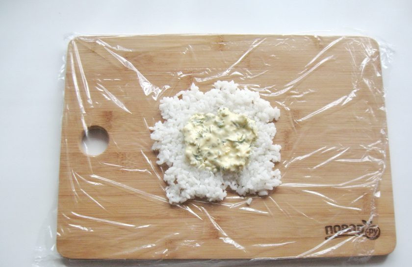 1. Этап. Рисовые шарики с рыбой: Выложите на рис две столовые ложки соуса.