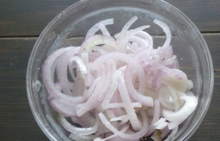 1. Этап. Мартабак: Лук нарежьте кольцами или полукольцами. Сложите в миску, добавьте уксус, сахар, соль. Помните руками и оставьте мариноваться.