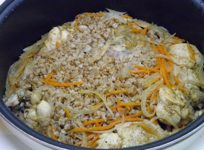 1. Этап. Курица с гречкой в мультиварке: Ужин готов! Разложите блюдо по тарелочкам, украсьте зеленью и помидорами. Приятного аппетита!