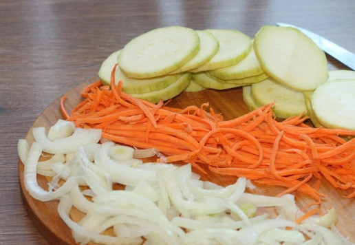 1. Этап. Запеканка с картофелем, кабачками, мясным фаршем: 4... лук - полукольцами, морковь - соломкой...