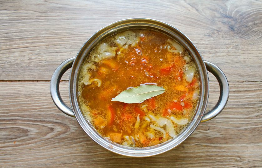 1. Этап. Суп с тушенкой из говядины: Добавьте в кастрюлю зажарку и лавровый лист. Доведите до кипения и варите еще 5-6 минут.