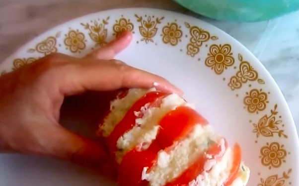 1. Этап. Интересные закуски: Теперь начините прорези в помидорах начинкой, утрамбовывая поплотнее.