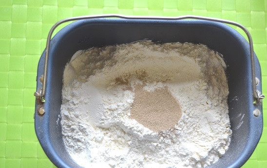 1. Этап. Дрожжевое тесто для ленивых: Добавьте дрожжи. Отправьте ведерко в хлебопечку.