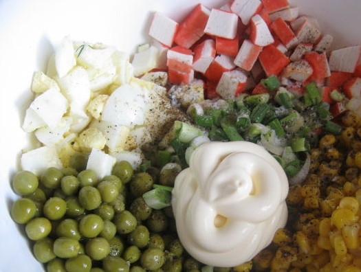 1. Этап. Салат из крабовых палочек классический: 3. Смешаем в салатнице и перемешаем.