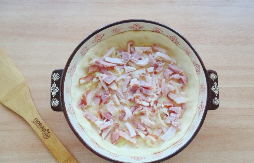 1. Этап. Лотарингский киш: На дно теста выложите бекон с луком.