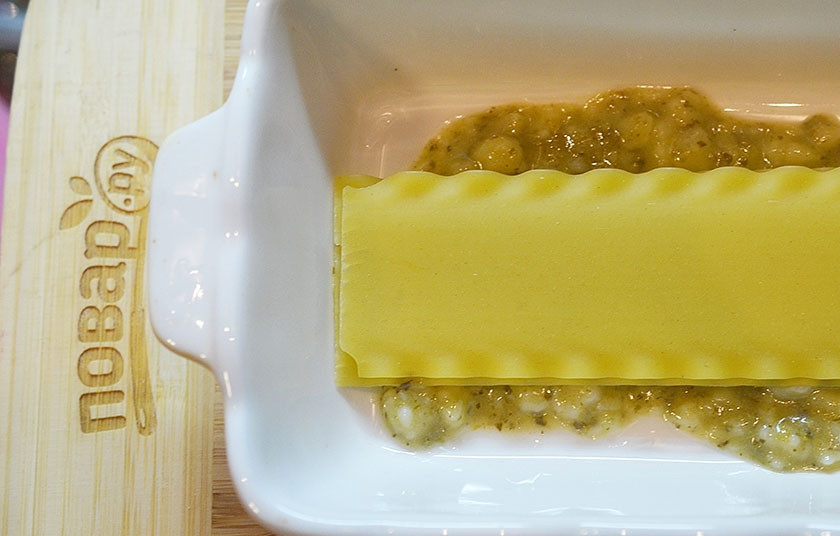 1. Этап. Лазанья с ароматом моря: 11. Затем — 2 листа лазаньи.