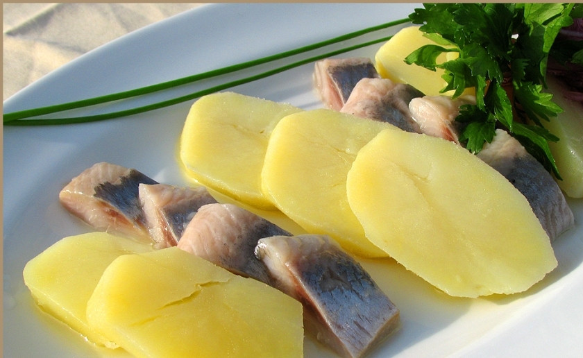 1. Этап. Селедка с картошкой: Картофель нарезаем пластинами, выкладываем на блюдо к рыбе, украшаем свежей зеленью и подаем к столу.