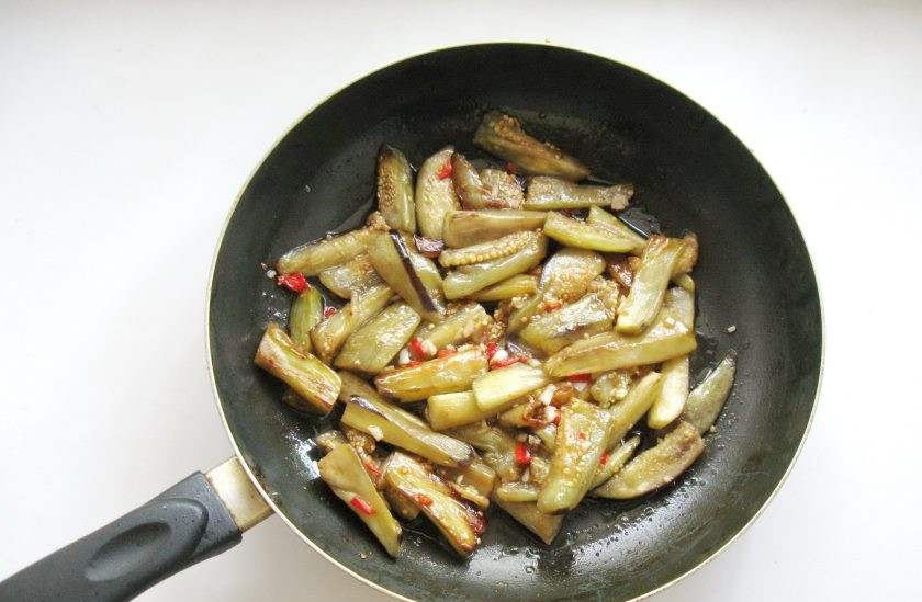 1. Этап. Острая закуска из баклажанов: Перемешайте все ингредиенты в сковороде, прогрейте 3-4 минуты и выключайте.