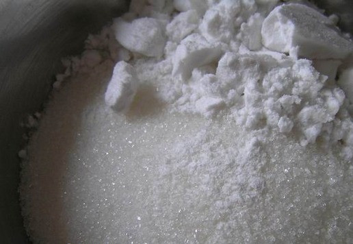 1. Этап. Открытый пирог с вишней: Для начинки смешайте сахар с крахмалом и ванилином.