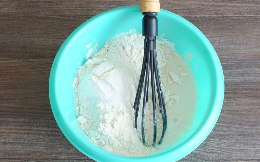 1. Этап. Пирожки с повидлом на кефире: Всыпьте муку, соль. Начните замешивать тесто с помощью венчика.