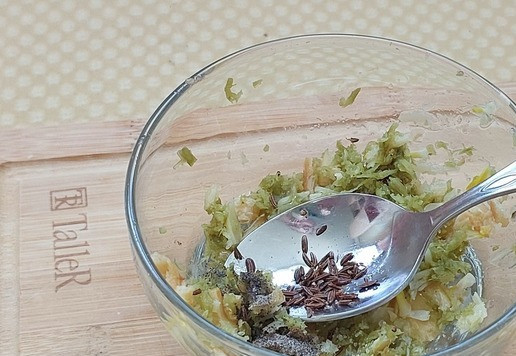 1. Этап. Цветная капуста с петрушкой и чесноком: Растереть вилкой чеснок и смешать с маслом, уксусом, перцем и тмином. Посолить по вкусу.