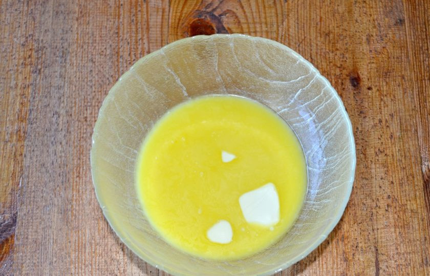 1. Этап. Торт Прекрасная Мария: Сливочное масло растопите и немного охладите.