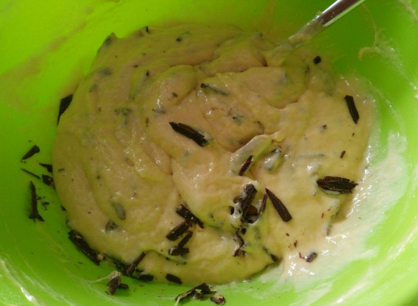 1. Этап. Пасхальная баба на сливках: В конце вымешивания введите в тесто шоколад, перемешайте и вылейте в подготовленную большую форму (чашу мультиварки) или в несколько форм меньшего размера. Оставьте тесто в тепле для увеличения в объёме (на 20-25 минут). При выпекании в мультиварке расстойка производится на режиме 