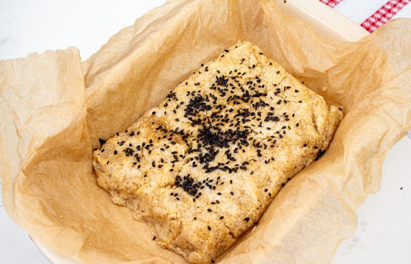 1. Этап. Хлеб с псиллиумом без глютена: Тесто выложите на пергамент в форму для выпечки. Сформируйте хлеб любой формы, которая вам больше нравится. По желанию посыпьте семенами кунжута. Отправьте хлеб в заранее разогретую духовку до 160 градусов на 40-45 минут.