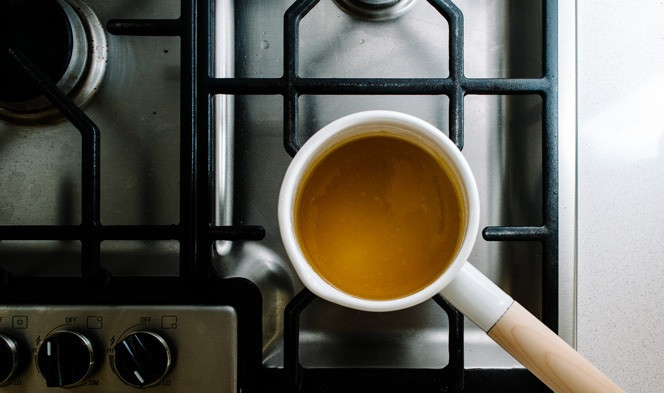 1. Этап. Баклажаны в карамели: 3. Теперь можно заняться карамелью. Для ее приготовления в небольшом сотейнике соединить воду, сахар, мирин и немного соевого соуса. Довести до кипения и проварить немного до приятного золотистого цвета. Снять с огня.