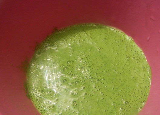 1. Этап. Диетические зеленые вафли с мороженым: Блендером перебиваем шпинат, добавляем к нему кефир.