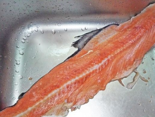 1. Этап. Лососевый суп: 1. Свежий лососевый хребет промываю под струей проточной воды.