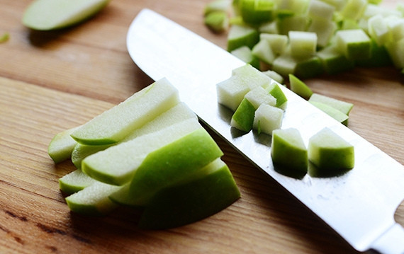 1. Этап. Булочки с яблоком и карамелью: 2. Порежьте яблоки на мелкие кубики.