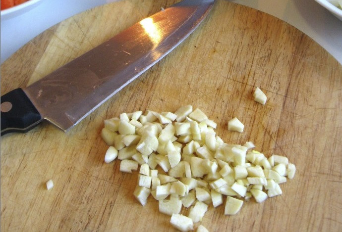 1. Этап. Лагман из свинины: 6. Чеснок очистить и мелко нарезать или выдавить через пресс.