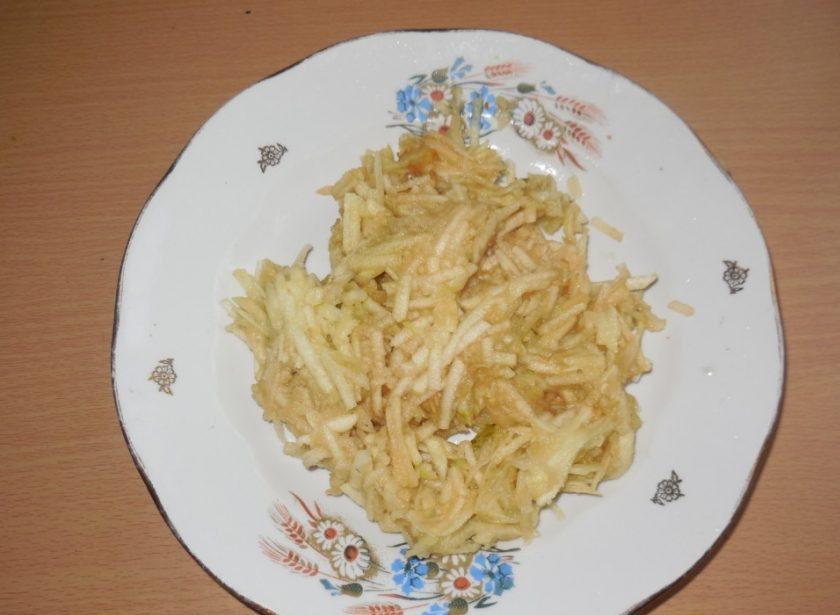 1. Этап. Оладьи на воде с яблоками: 5. Натираем яблоки на среднюю или мелкую терку.