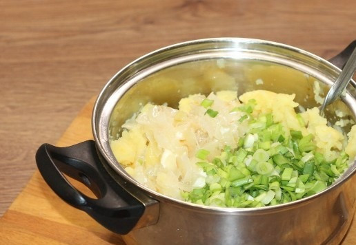 1. Этап. Слоеные пирожки с луком и картошкой: 5. Сливаем жидкость из кастрюли с картофелем. Оставляем 3 ст. л. отвара и измельчаем картофель. Добавляем в картофель лук и перемешиваем. Начинка готова!