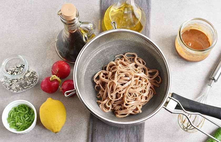 1. Этап. Гречневая лапша: Гречневую лапшу варите в подсоленном кипятке 5-7 минут. Откиньте на сито и облейте ледяной водой, чтобы прекратить процесс варки. Дайте хорошо стечь влаге.