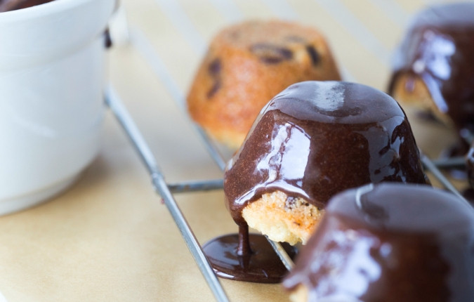 1. Этап. Быстрое печенье с шоколадом: 5. Дайте изделиям остыть, а пока растопите отдельно чёрный и белый шоколад. Затем покройте чёрным шоколадом печенье.