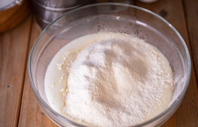 1. Этап. Хачапури по-аджарски на кефире: Просейте муку.