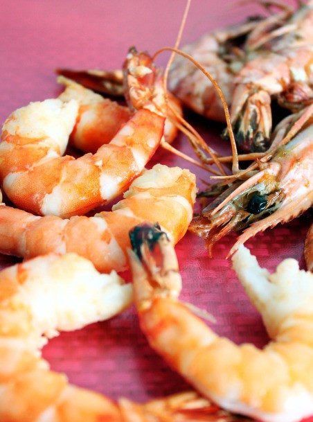 1. Этап. Маленькие бутерброды на палочке: Очищаем креветки от панциря, сбрызгиваем лимонным соком.